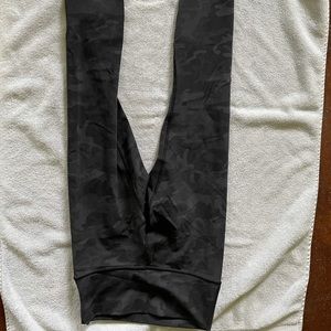 Lululemon Wunder Under 25” , size 6.